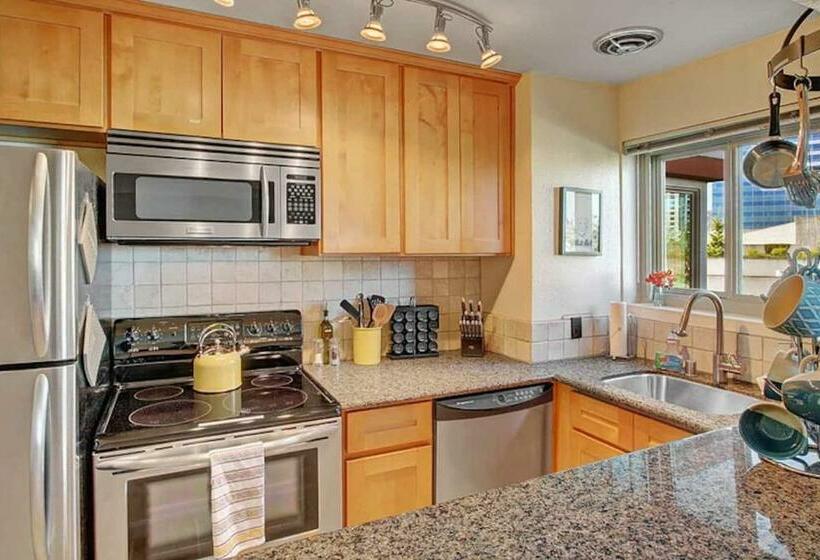 آپارتمان 1 خوابه, Vibrant Downtown, King Bed, Work Desk & Kitchen