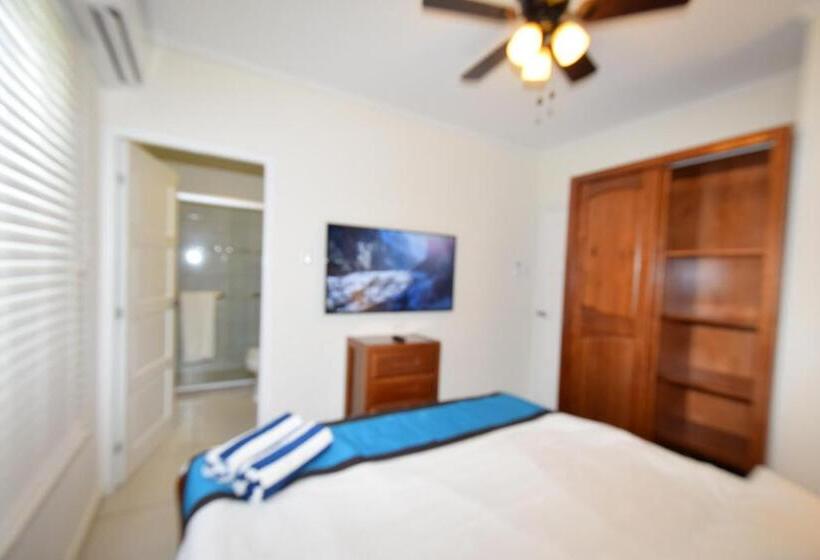آپارتمان 1 خوابه با بالکن, Arena Condos Aruba   Few Steps From Eagle Beach!