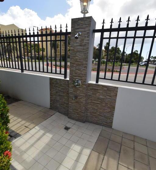 آپارتمان 1 خوابه با بالکن, Arena Condos Aruba   Few Steps From Eagle Beach!