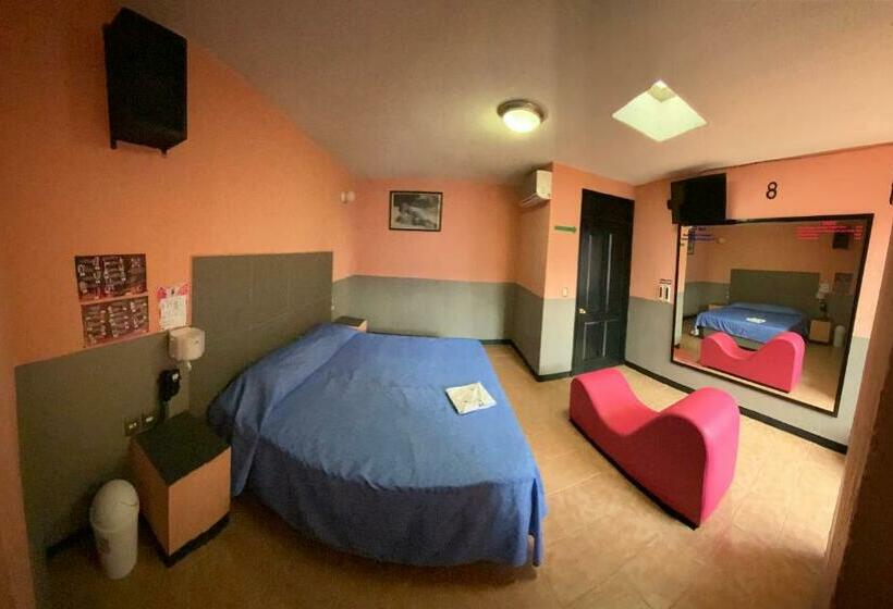 اتاق اکونومی, Motel Flamingos