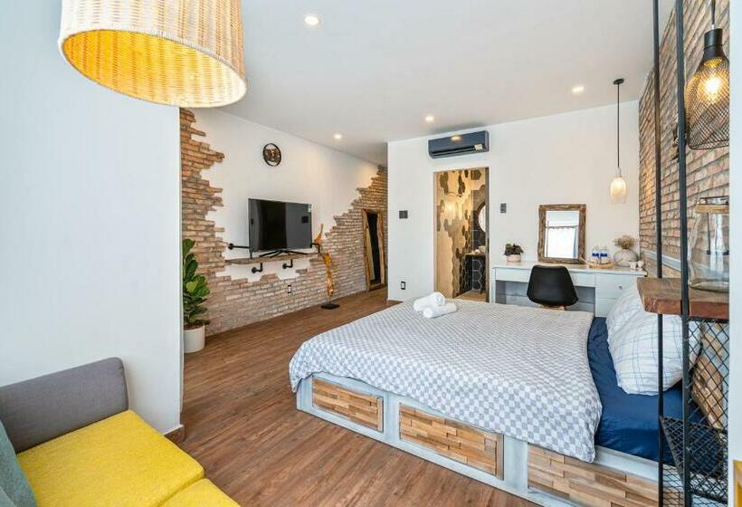 اتاق استاندارد, Pis Apartment In District 1