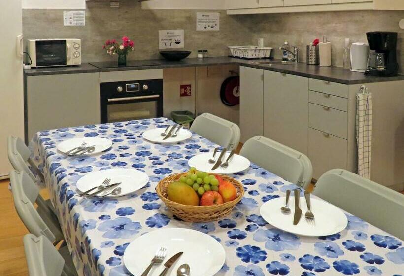 سرير فى غرفة مشتركه, Blue House Dormitory