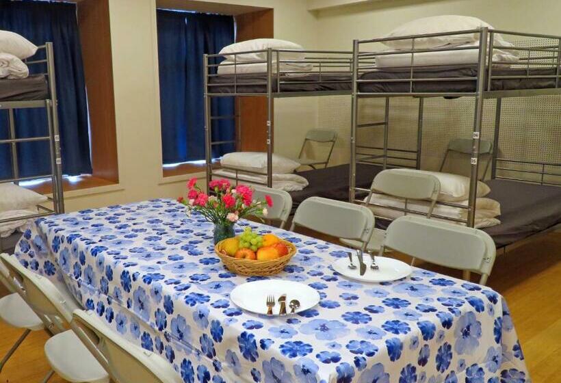 سرير فى غرفة مشتركه, Blue House Dormitory
