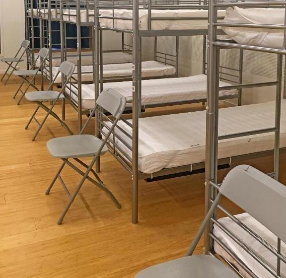 سرير فى غرفة مشتركه, Blue House Dormitory
