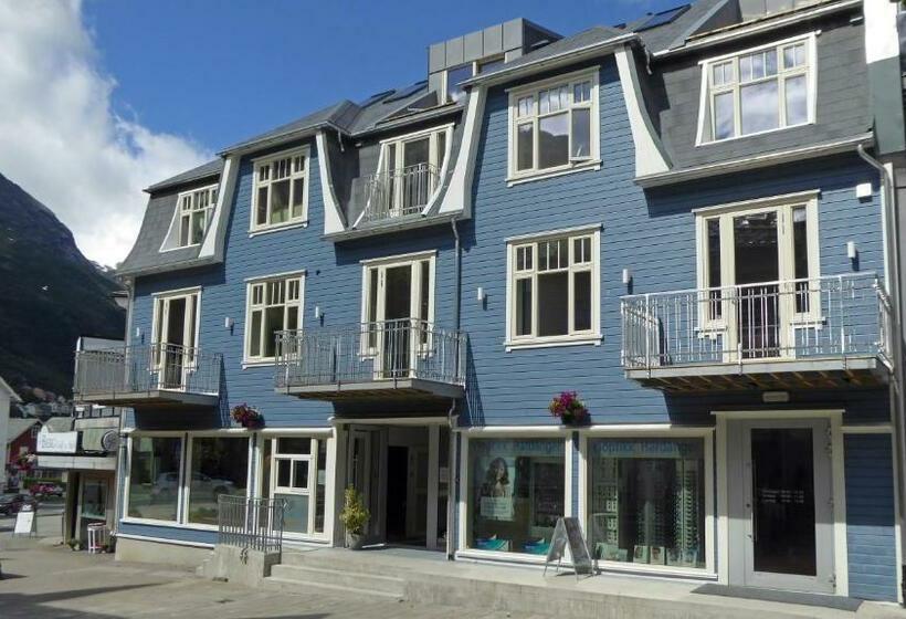 سرير فى غرفة مشتركه, Blue House Dormitory