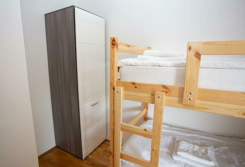 اتاق استاندارد با تخت‌های تاشو, Hostel Lakebled