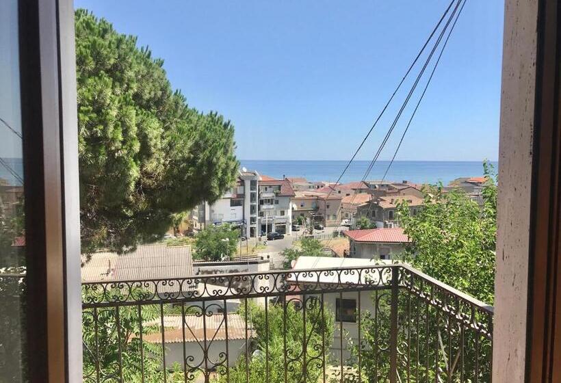 اتاق لوکس با بالکن و چشم‌انداز دریا, Gio Del Mar Con Vista Sullo Jonio