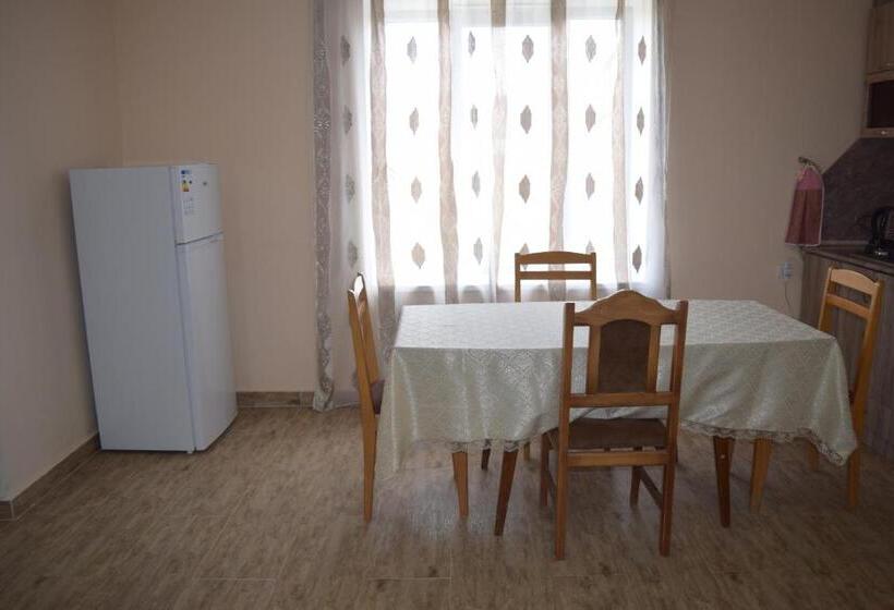 اتاق خانوادگی, Home