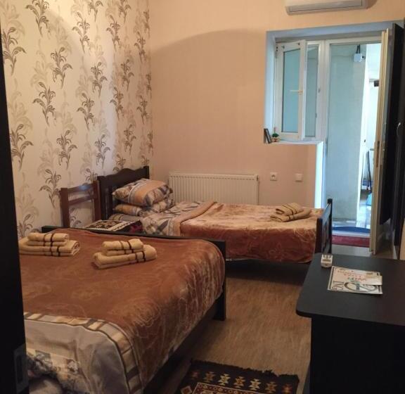 اتاق کلاسیک سه تخته, Guest House Loza