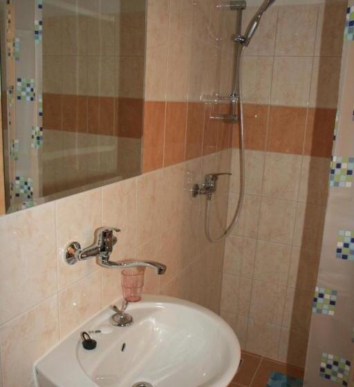 Economy Quadruple Room, Penzion Atlas