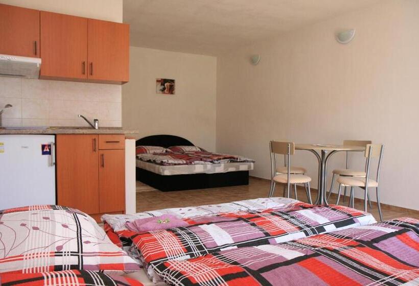 Economy Quadruple Room, Penzion Atlas