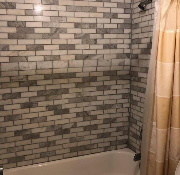 اتاق استاندارد با تخت بزرگ, Americas Best Inn   Savannah I 95