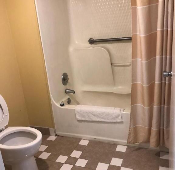 Superior Room King Size Bed, Americas Best Inn   Savannah I 95