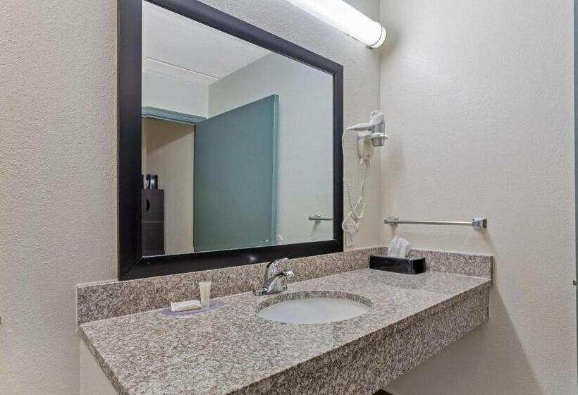 Standard Room Adapted for people with reduced mobility, Clarion Pointe Kimball