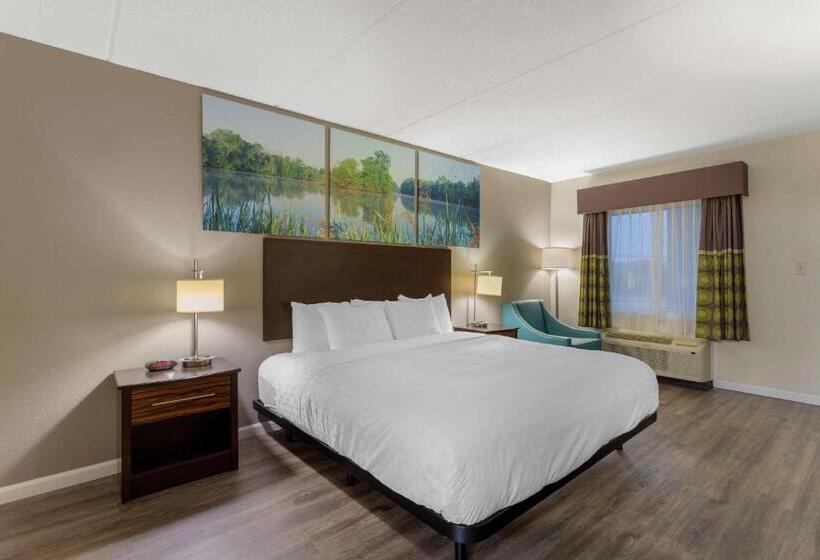 Chambre Standard Lit King Size Adaptée aux Personnes à Mobilité Réduite, Clarion Pointe Kimball