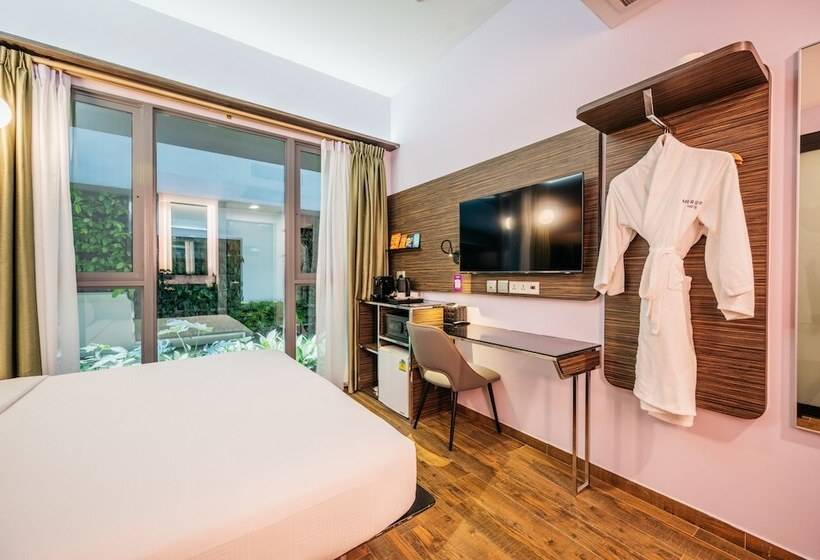 Standard Room Double Bed, Mercure Singapore Tyrwhitt