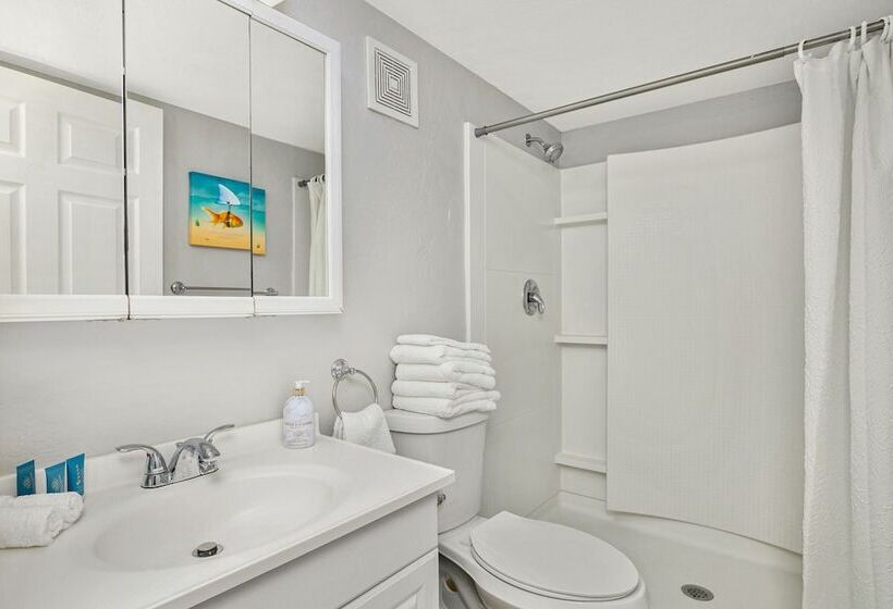 اتاق استاندارد, Latitude 26 Waterfront Resort And Marina