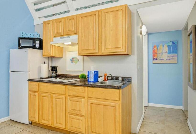 سوییت, Latitude 26 Waterfront Resort And Marina