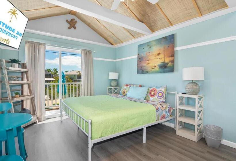 بانگلوی استاندارد, Latitude 26 Waterfront Resort And Marina