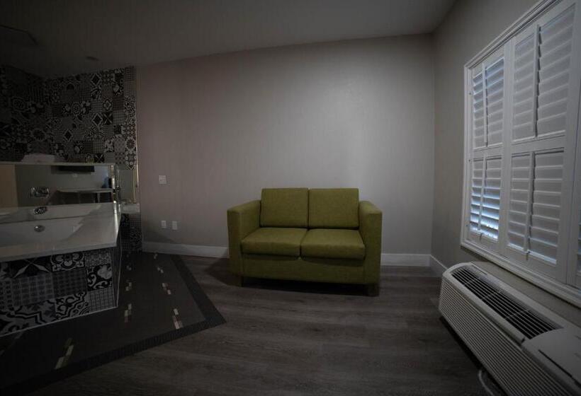 سوئیت با وان آب گرم, Mid City Inn & Suites Pico Rivera