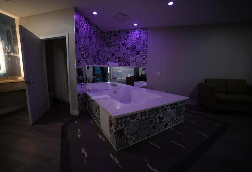 سوئیت با وان آب گرم, Mid City Inn & Suites Pico Rivera