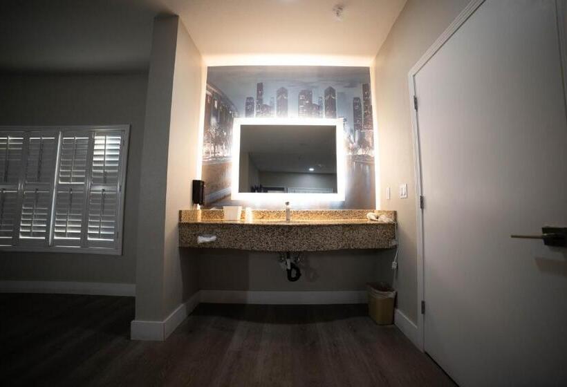 سوئیت با وان آب گرم, Mid City Inn & Suites Pico Rivera