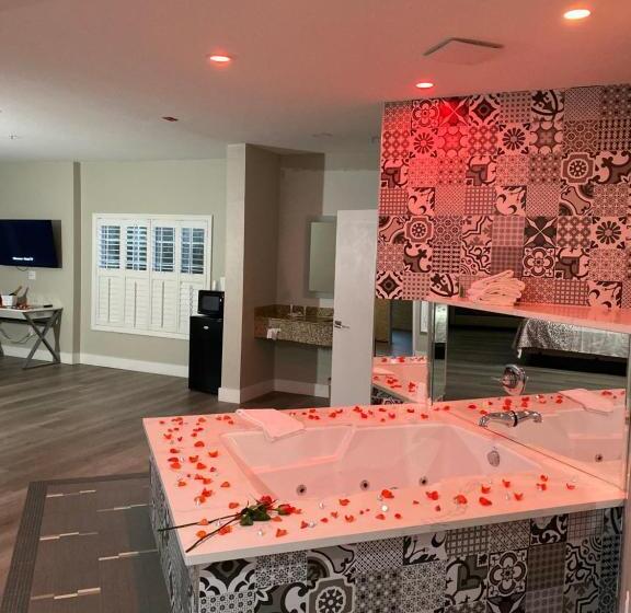 سوئیت با وان آب گرم, Mid City Inn & Suites Pico Rivera