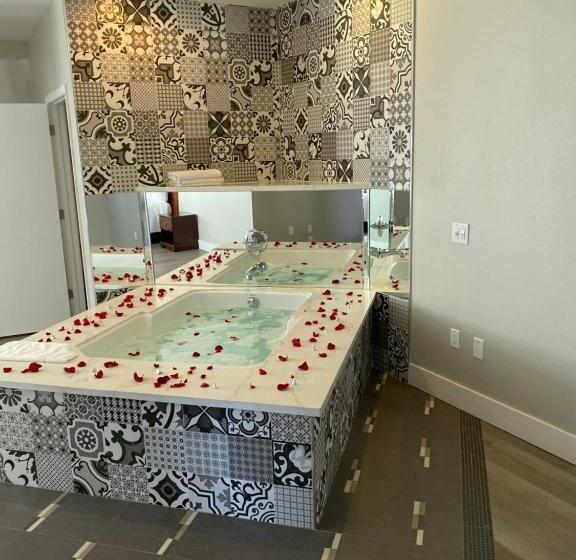 Suite with Hot Tub, Mid City Inn & Suites Pico Rivera