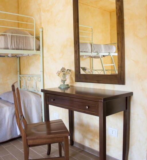 اتاق استاندارد چهارنفره با چشم‌انداز باغ, Agriturismo La Turritella