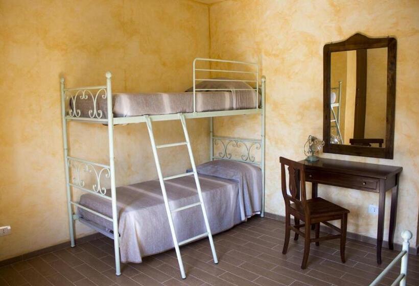 اتاق استاندارد چهارنفره با چشم‌انداز باغ, Agriturismo La Turritella
