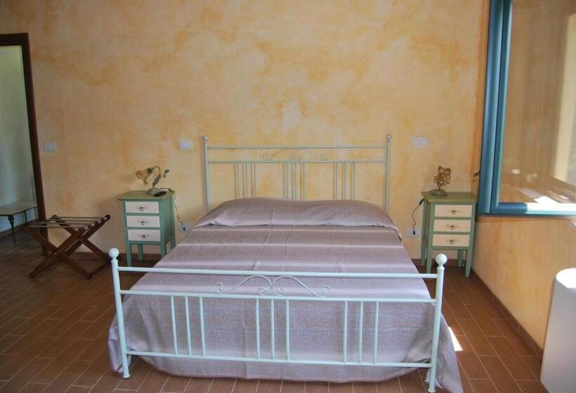 اتاق استاندارد چهارنفره با چشم‌انداز باغ, Agriturismo La Turritella