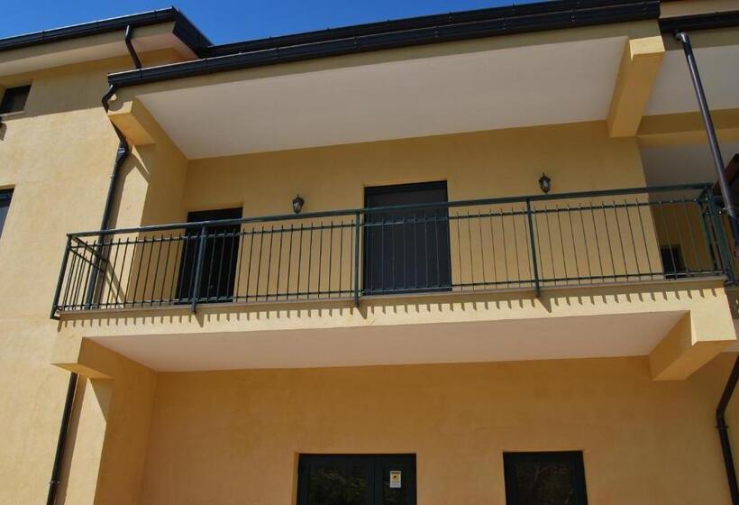 اتاق استاندارد چهارنفره با چشم‌انداز باغ, Agriturismo La Turritella