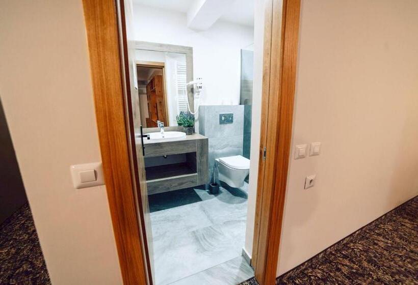 سوییت جونیور با بالکن, Popasul Domnesc  Resort& Spa  Voronet Vue