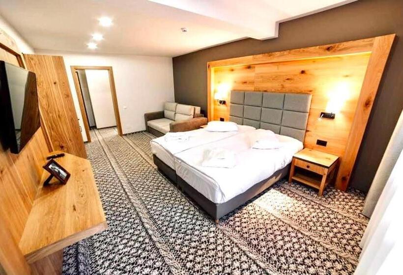 سوییت جونیور با بالکن, Popasul Domnesc  Resort& Spa  Voronet Vue