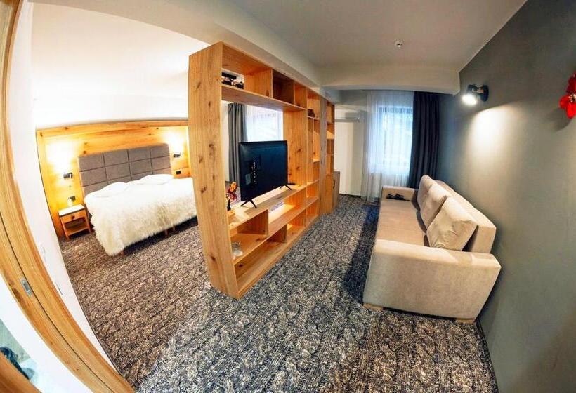 سوییت جونیور با بالکن, Popasul Domnesc  Resort& Spa  Voronet Vue