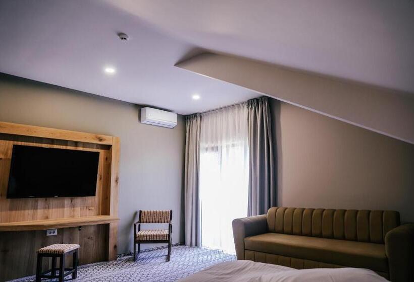 سوییت جونیور با بالکن, Popasul Domnesc  Resort& Spa  Voronet Vue