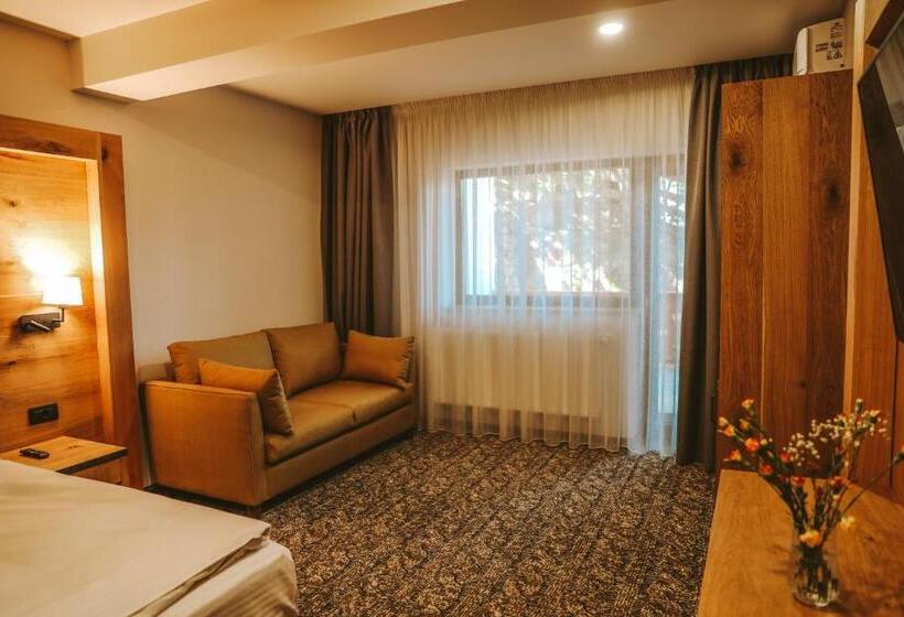 سوییت جونیور با بالکن, Popasul Domnesc  Resort& Spa  Voronet Vue