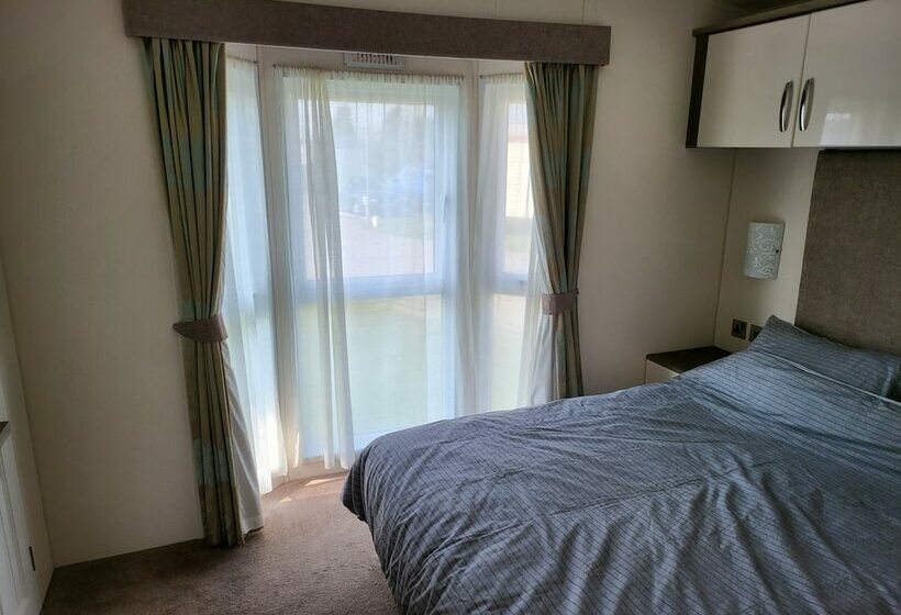 کابین, Remarkable 2 Bed Lodge In Clacton On Sea