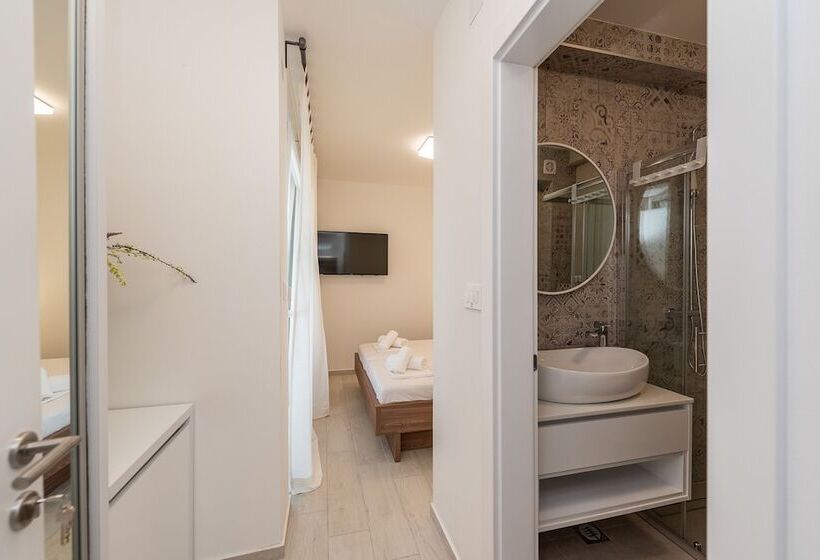 آپارتمان سوپریور 2 خوابه, Apartments & Rooms Pool Villas Maris B