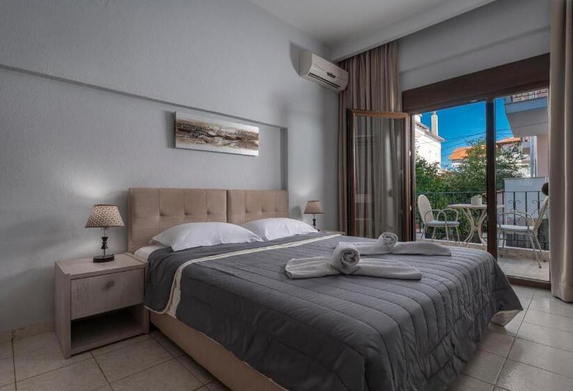 Economy Triple Room, Adonis