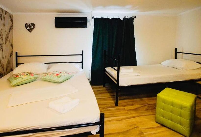 اتاق استاندارد سه نفره, Byzanthin Hostel