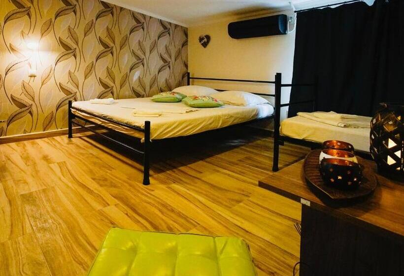 اتاق استاندارد سه نفره, Byzanthin Hostel