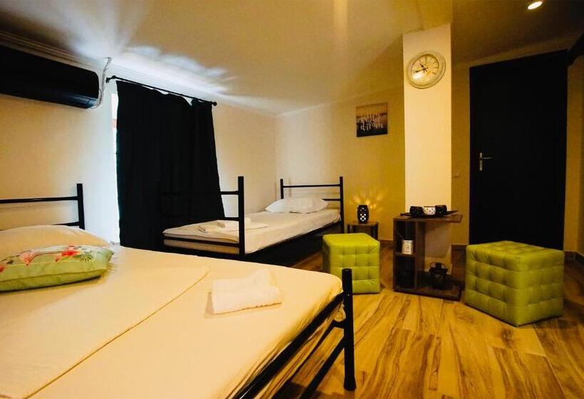 Quarto Triplo Standart, Byzanthin Hostel