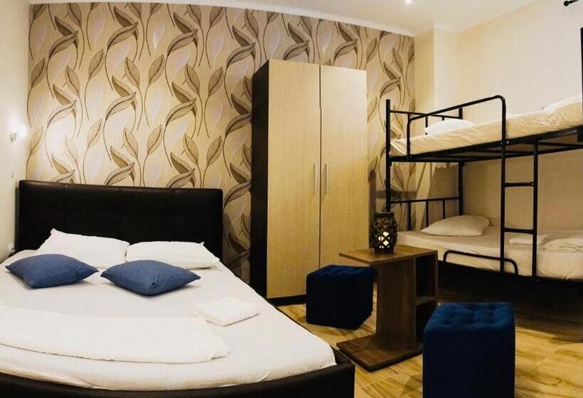 Quarto Triplo Standart, Byzanthin Hostel