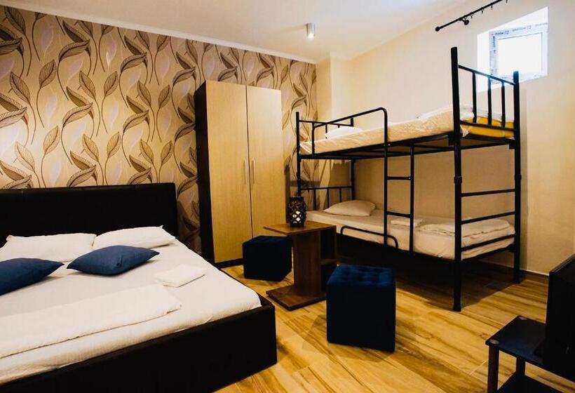 Quarto Triplo Standart, Byzanthin Hostel