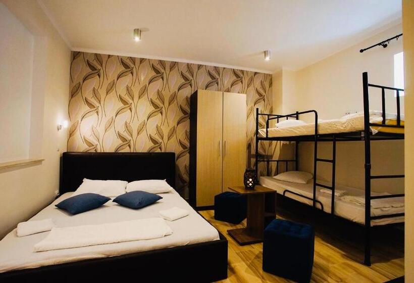 Quarto Triplo Standart, Byzanthin Hostel