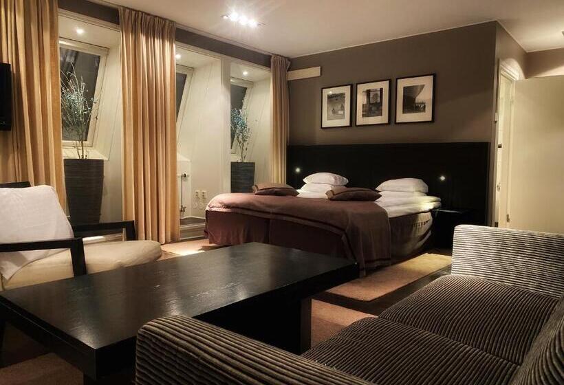 Junior Suite, Villan