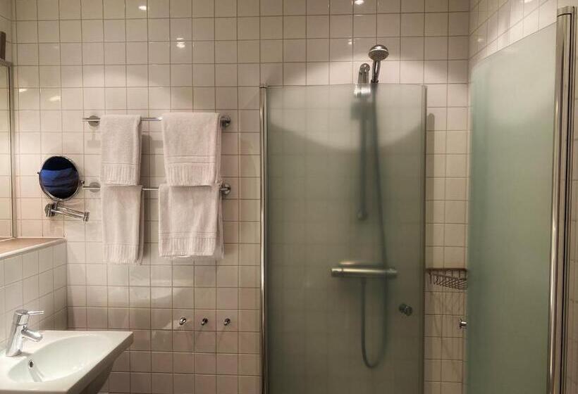اتاق استاندارد سه نفره, Villan
