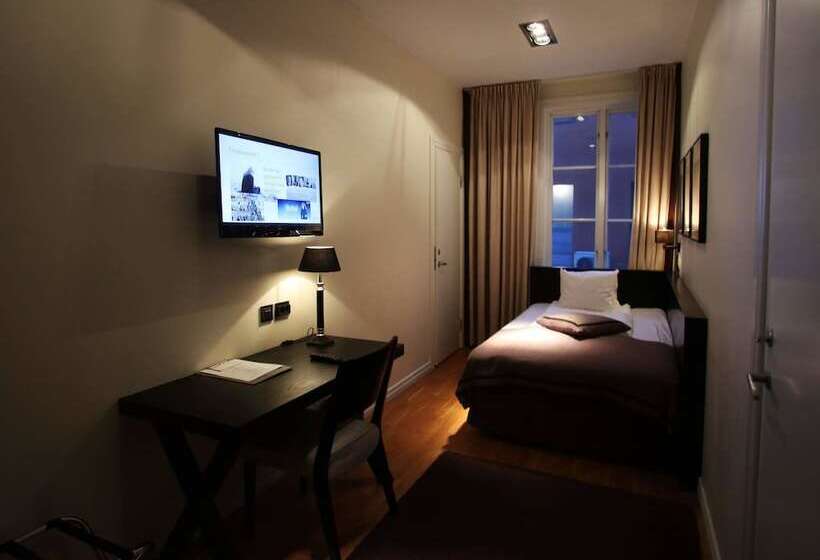 Standard Single Room, Villan