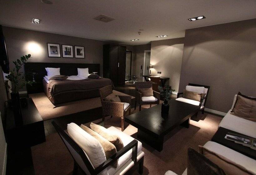 Junior Suite, Villan